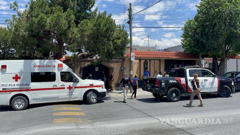 $!Paramédicos de la Cruz Roja valoraron al joven y confirmaron el deceso, por lo que su cuerpo fue cubierto con una sábana.