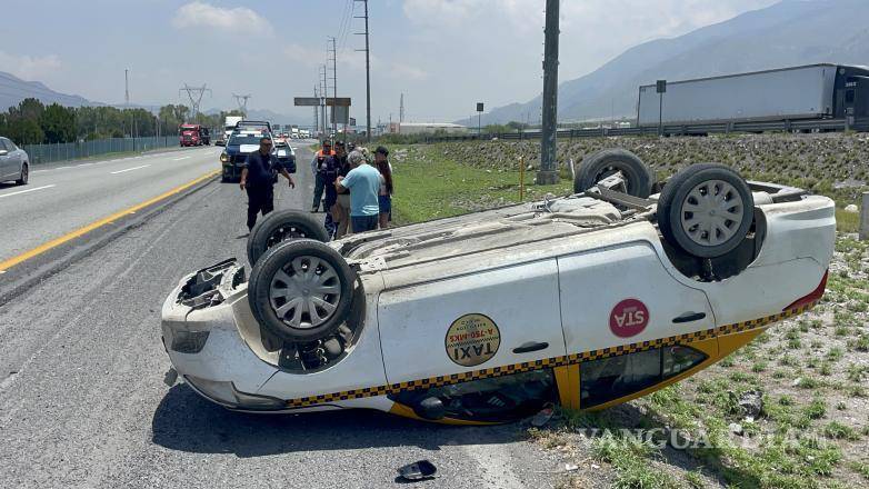 $!Tras el impacto, el taxi salió del camino y terminó volcado sobre el toldo.