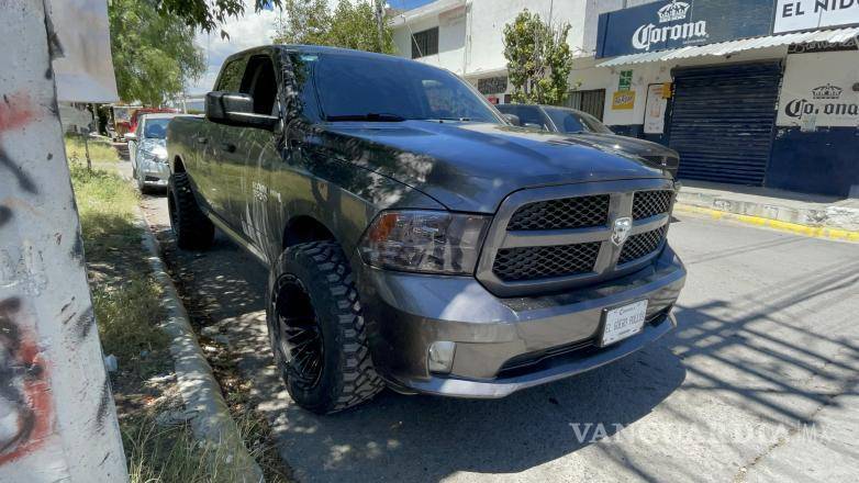 $!El choque ocurrió cuando la camioneta Dodge RAM 1500 no respetó el derecho de paso del motociclista, provocando que cayera al pavimento.