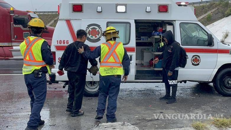 $!Personal de bomberos de la estación Derramadero atendió a los jóvenes, quienes afortunadamente solo sufrieron golpes leves tras el accidente.