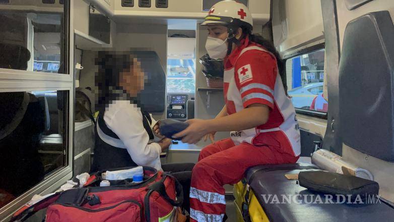 $!El personal médico inmovilizó a la mujer antes de trasladarla en ambulancia a la Clínica Uno del IMSS para una atención más especializada.