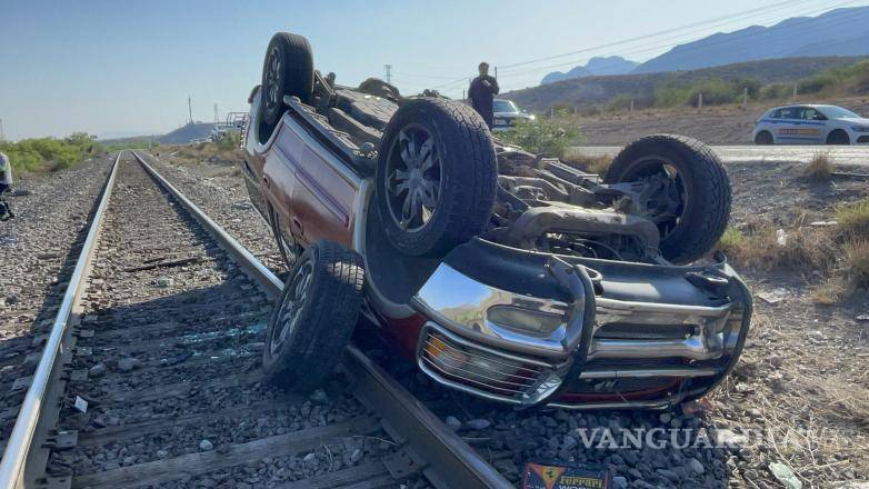 $!La unidad siniestrada representaba un riesgo para el paso del tren en la zona del ejido La Colorada.