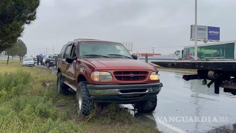 $!Fue necesario solicitar una grúa para levantar la camioneta.