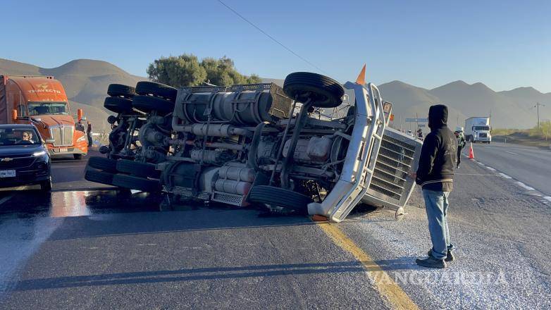 $!El accidente afectó la circulación, pero el conductor resultó ileso.