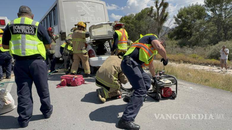 $!El conductor fue trasladado al Hospital General luego de ser liberado del vehículo.