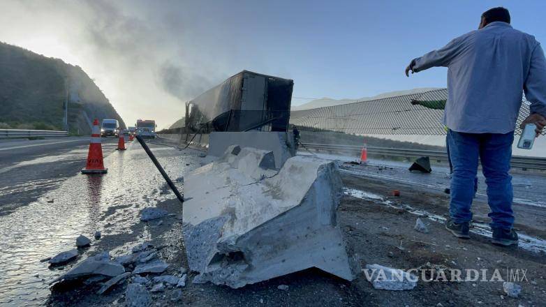 $!El tráiler quedó destruido tras chocar contra el muro central en el libramiento Norponiente de Saltillo, provocando un incendio.