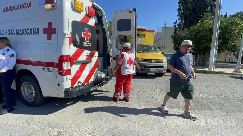 $!El personal de la Cruz Roja atendió a los conductores en el lugar, quienes no requirieron hospitalización.