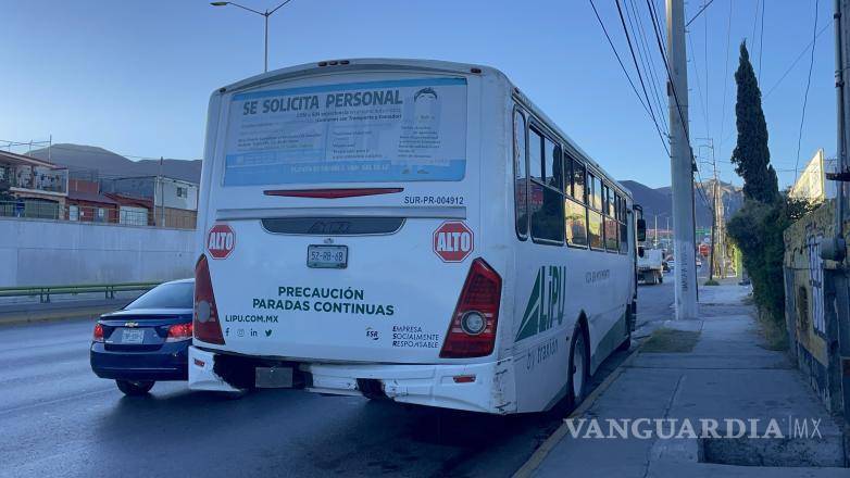 $!Autoridades de Tránsito Municipal acudieron para realizar el peritaje y agilizar la circulación.