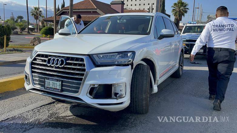 $!Los autos se tuvieron que hacer a un lado de la vialidad y esperaron a que las autoridades llegaran a tomar conocimiento del accidente