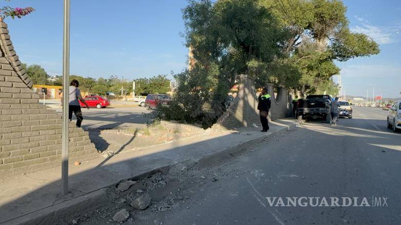 $!Parte de la estructura de la iglesia quedó destruida tras el impacto de la camioneta.