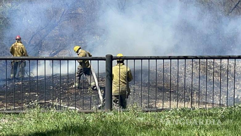 $!Bomberos de la estación 3 controlaron las llamas en el área recreativa del Bosque Urbano Ejército Mexicano.