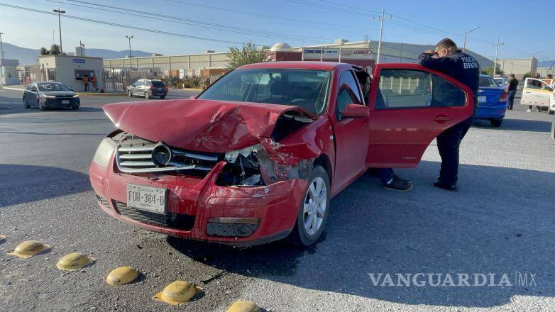 $!El percance ocurrió a la altura del kilómetro 1+800, donde un Volkswagen Jetta y una Toyota Avanza participaron en un choque derivado de una presunta invasión de carril.