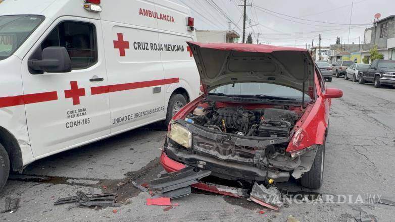 $!El conductor de la camioneta presuntamente ignoró un señalamiento de alto en el cruce de José María Morelos y Pavón y Pedro Aranda.