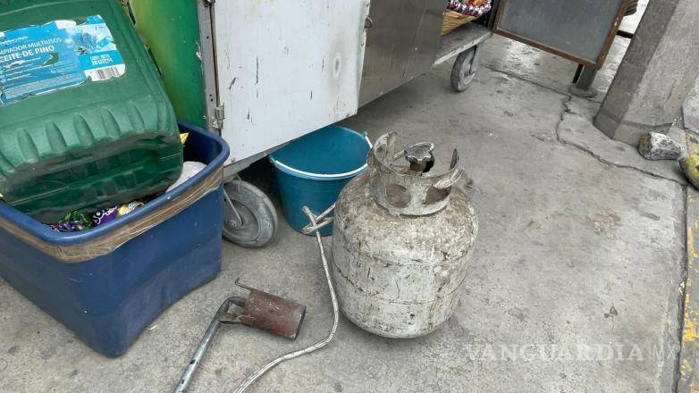 $!El tanque de gas quedó bajo resguardado mientras el vendedor recibía atención médica.