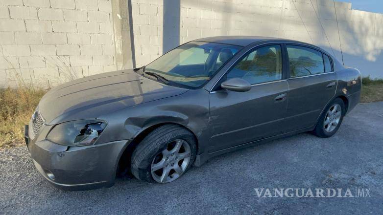 $!El Nissan Sentra sufrió daños en la parte frontal derecha, indicando el punto de impacto con la camioneta.