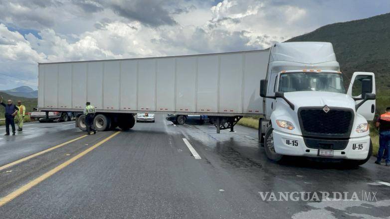 $!Resultan heridos funcionarios y esposa del alcalde de Ramos Arizpe tras accidente en carretera