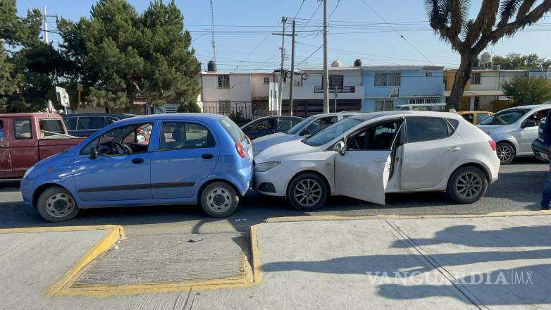 $!La colisión sobrevino cuando el conductor fue despertado tras quedarse dormido en su auto.