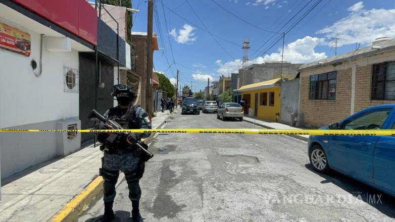 $!Elementos de la Agencia de Investigación Criminal y del Ejército participaron en el cateo realizado en la privada Bellavista, como parte de un operativo contra el narcomenudeo.