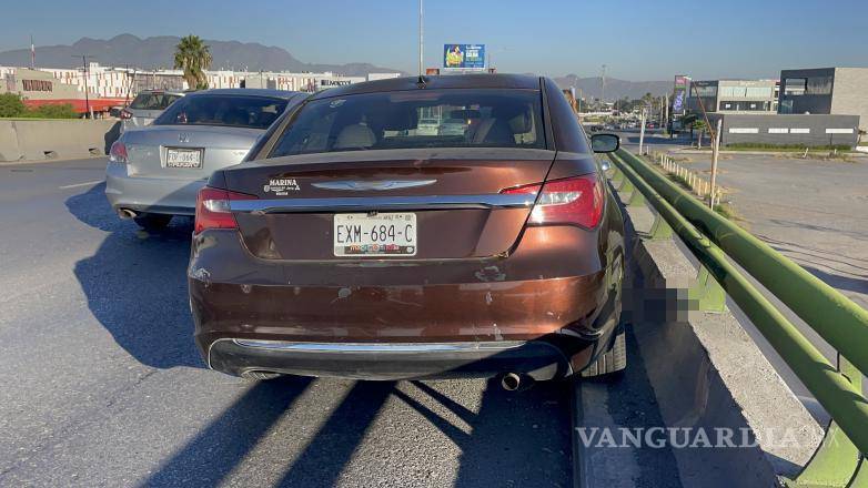 $!Familiares de la conductora llegaron al lugar para brindarle apoyo tras el accidente.