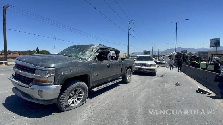 $!Una camioneta Chevrolet Silverado resultó con daños mayores luego de que la cabina del tráiler cayera sobre la unidad.