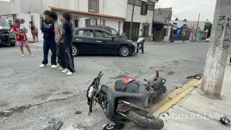 $!De acuerdo con los primeros reportes, el percance ocurrió cuando un automóvil presuntamente invadió la trayectoria de la motocicleta al ingresar a un complejo habitacional.
