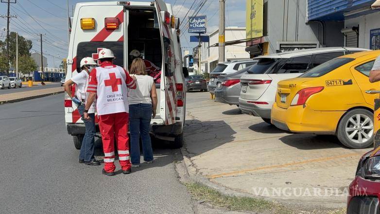 $!Socorristas de la Cruz Roja valoraron en el lugar a la conductora involucrada en el percance.