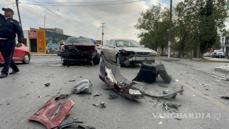 $!Los autos terminaron con fuertes daños.