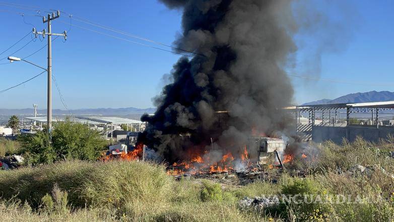 $!Una densa columna de humo negro se eleva sobre la colonia Ampliación Vista Hermosa, alertando a los vecinos.