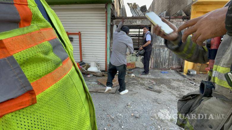$!Vecinos alertaron a las autoridades tras ver salir humo del edificio en ruinas.