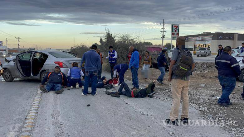 $!Automovilistas auxiliaron a los heridos en lo que llegaban los paramédicos.