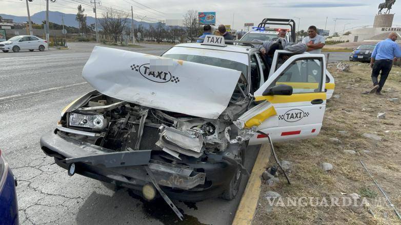 $!El taxista no pudo evitar el choque cuando el conductor de la camioneta frenó bruscamente.