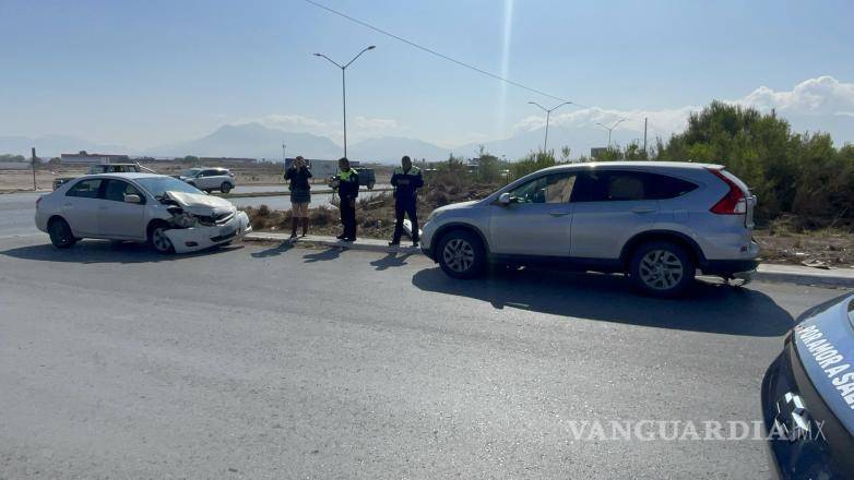 $!Autoridades municipales acudieron al sitio para tomar conocimiento de los hechos y coordinar las acciones correspondientes tras el accidente.