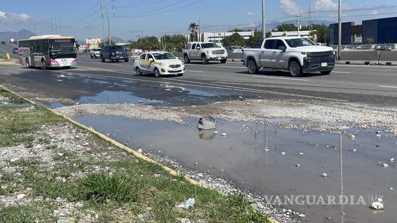 $!La circulación presentó afectaciones momentáneas en dirección a Arteaga debido a la presencia de las unidades siniestradas y al trabajo de las autoridades en la zona.