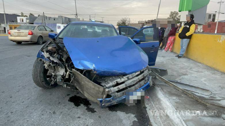 $!Elementos de Tránsito revisaron ambas unidades para confirmar que no hubiera personas lesionadas en el percance.