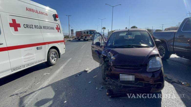 $!El Chevrolet Matiz terminó con daños en la parte frontal tras el impacto.