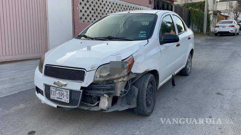 $!El Aveo involucrado presentó daños en la parte delantera derecha tras la colisión.