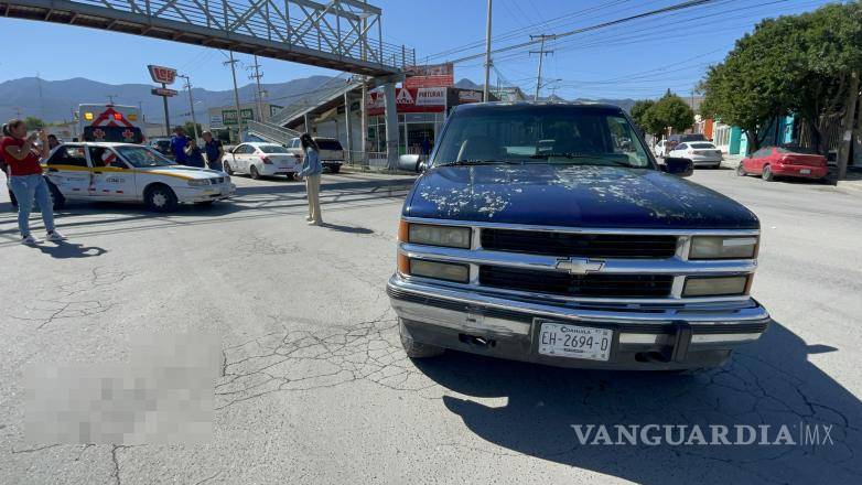 $!El accidente ocurrió cuando una camioneta presuntamente no respetó el alto obligatorio al incorporarse a la vialidad, impactando a un taxi en circulación.
