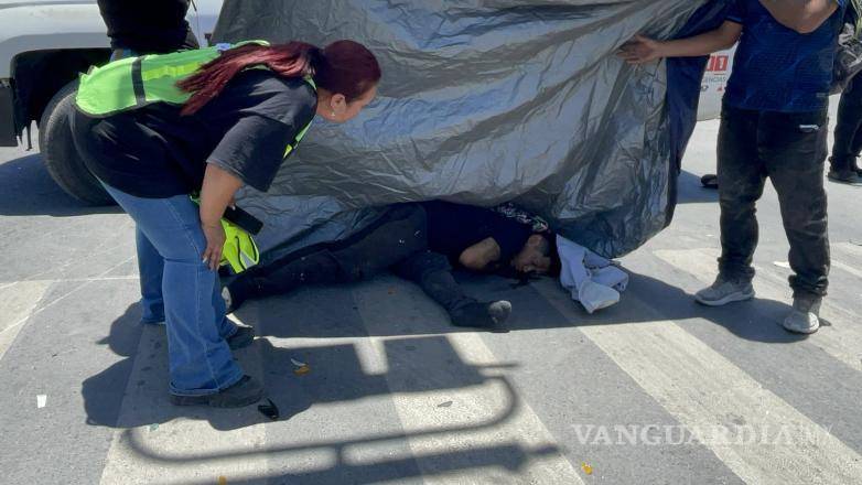 $!Testigos protegieron al motociclista del sol mientras esperaban el arribo de la ambulancia.