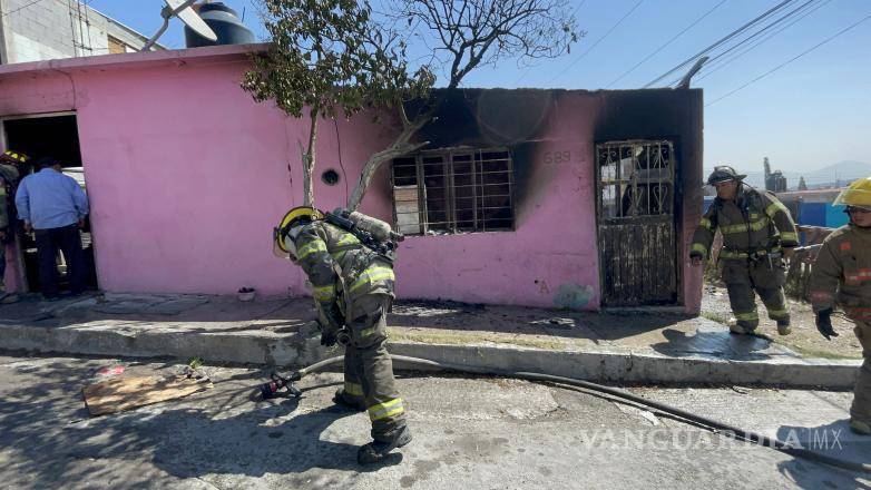 $!El personal de bomberos logró sofocar las llamas dentro del domicilio ubicado en la colonia La Minita.
