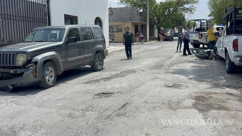 $!Ignora motociclista señal de alto y provoca choque, en Saltillo; termina herido