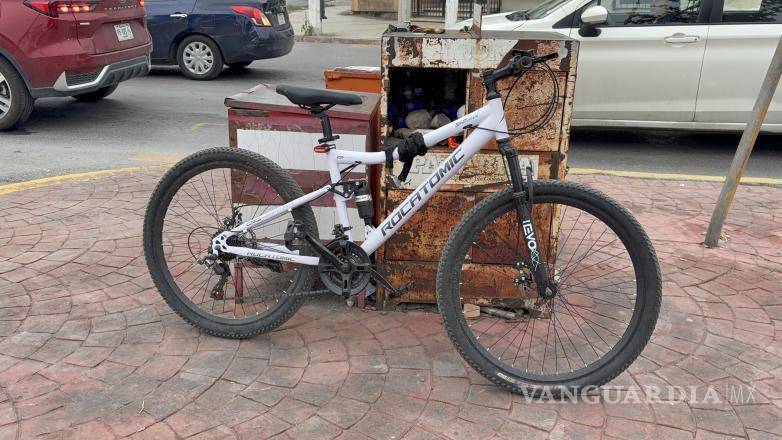 $!El accidente ocurrió cuando el conductor de una camioneta avanzó al cambiar el semáforo a verde y no advirtió la presencia del ciclista.