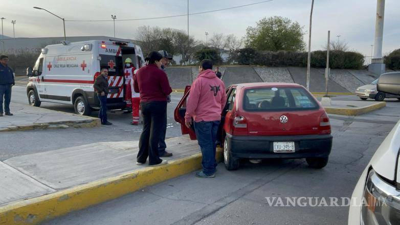 $!Personal de aseguradoras evaluaron los daños en los vehículos involucrados en el choque.