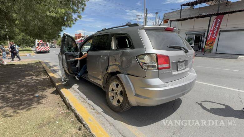$!La camioneta involucrada presentó daños en el costado izquierdo; autoridades de Tránsito acudieron para realizar las diligencias correspondientes.