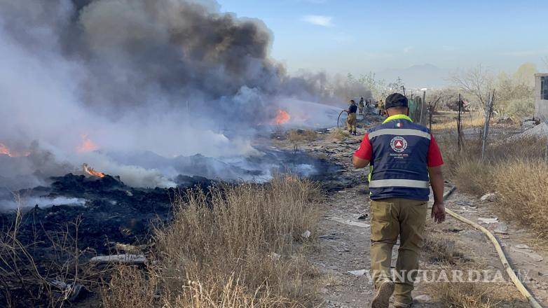 $!Elementos de Protección Civil coordinando el operativo mientras se combatía el incendio.