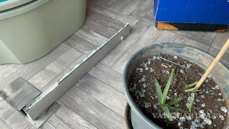 $!El propietario del negocio permaneció en el lugar limpiando los daños ocasionados por el accidente.