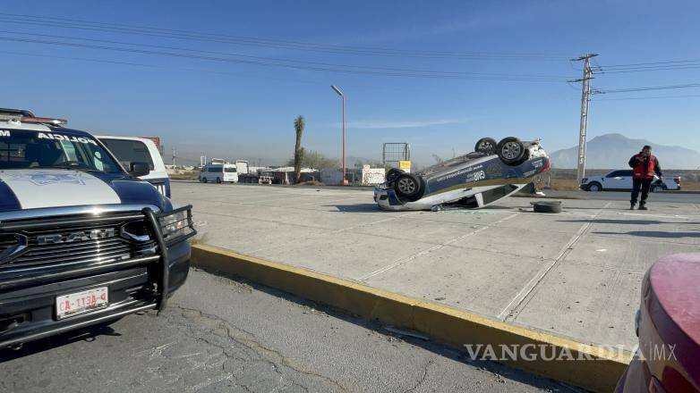 $!Elementos de la Policía Municipal y del Estado se encargaron de asegurar la zona y coordinar la grúa.