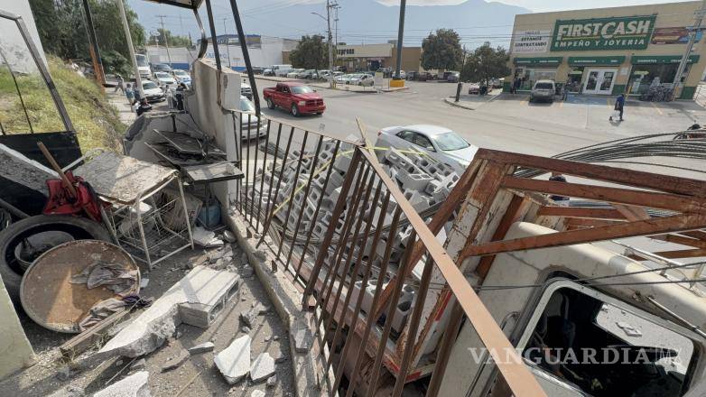 $!El camión materialista terminó impactando dos camionetas y parte de una vivienda en el bulevar Otilio González.
