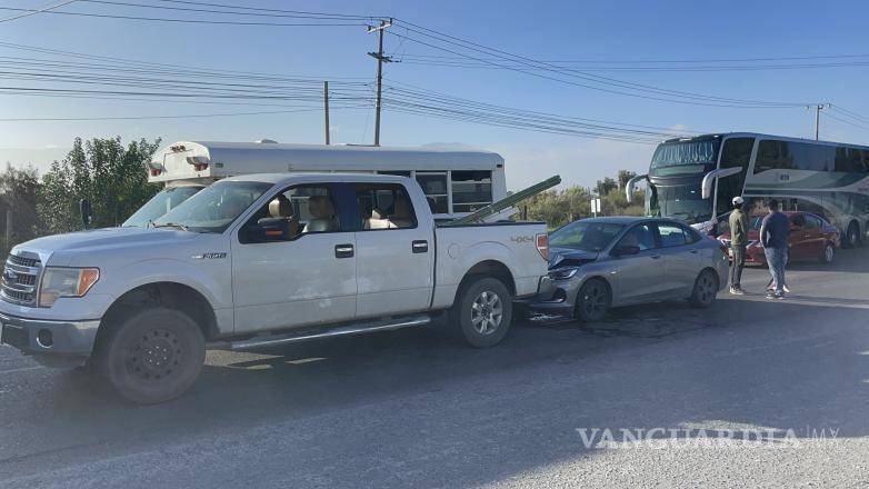 $!Las autoridades municipales se encargaron de organizar el tráfico para darle fluidez vial.