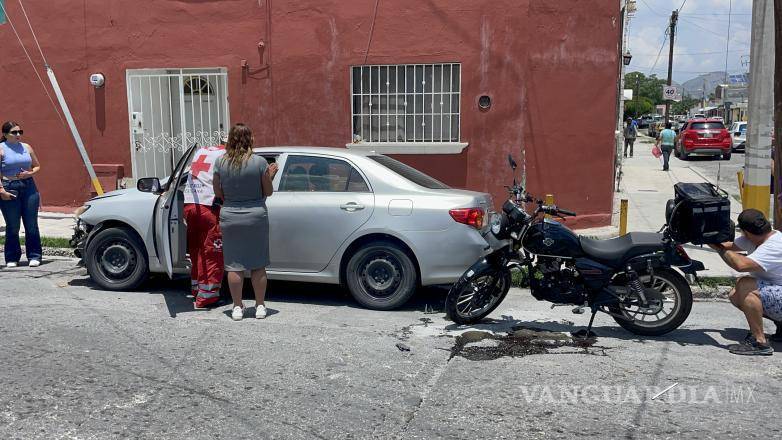 $!La conductora del vehículo Corolla también fue valorada por los paramédicos.