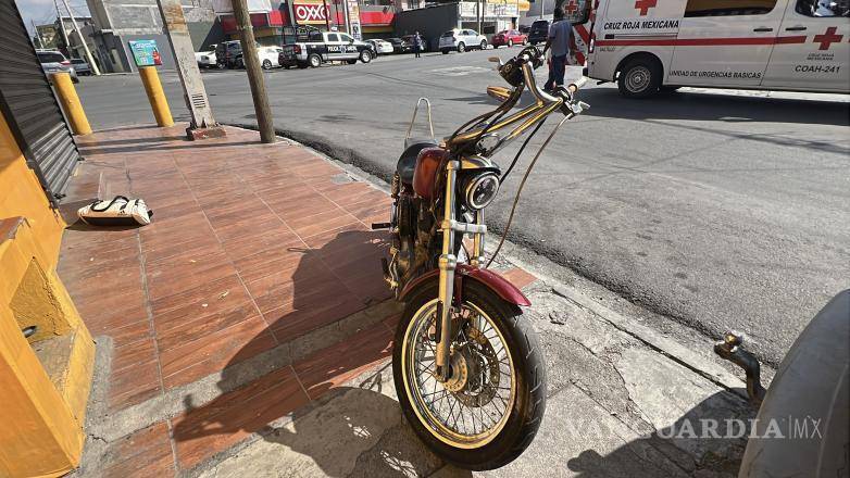 $!El motociclista fue trasladado de emergencia tras estrellarse contra un camión de carga que giró sin precaución.